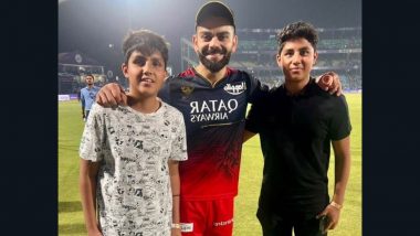 Virender Sehwag's Sons Pose With Virat Kohli: दिल्ली कैपिटल्स के खिलाफ मैच के बाद वीरेंद्र सहवाग के बेटे आर्यवीर और वेदांत ने विराट कोहली के साथ खिचवाई तस्वीर, देखें वायरल Photo