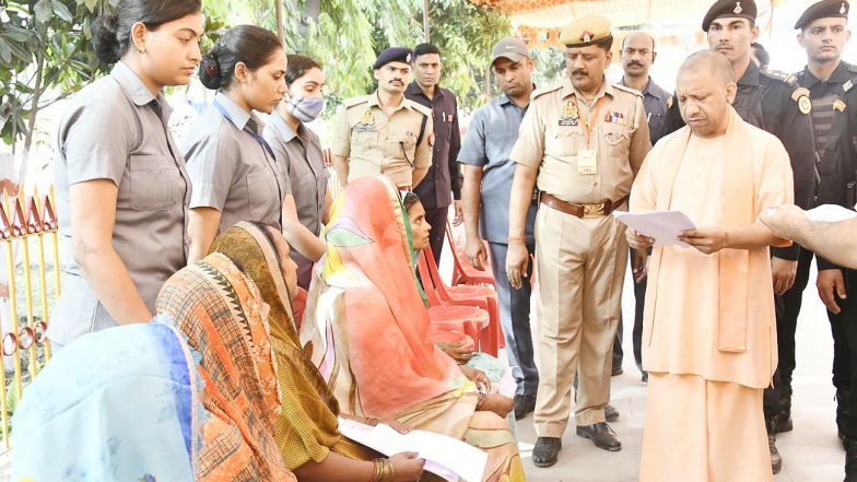 CM Yogi ‘Janata Darshan’: सीएम योगी गोरखपुर के दौरे पर, 'जनता दर्शन' के दौरान लोगों की समस्याएं सुनीं (See Pics)