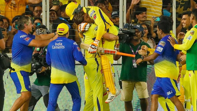 Dhoni Lifting Jadeja: रवींद्र जडेजा ने दिलाई शानदार जीत, एमएस धोनी ने खुशी से जड्डू को उठाया