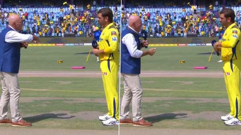 Danny Morrison Communicates With MS Dhoni in Sign Language: टॉस के दौरान कमेंटेटर डैनी मॉरिसन ने फैंस के हल्ला के बीच सांकेतिक भाषा में एमएस धोनी के साथ की बात-चित, देखें वीडियो