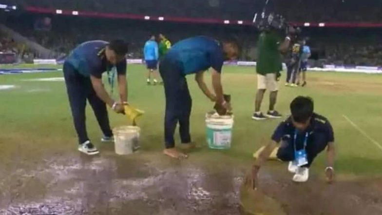 Ground Staff Uses Sponge to Dry Up Area Near Pitch: आईपीएल फाइनल में नरेंद्र मोदी स्टेडियम में बारिश के कारण गिले पिच को सुखाने के लिए ग्राउंड स्टाफ ने स्पंज का किया उपयोग, देखें फैंस ने क्या दी प्रतिक्रिया?