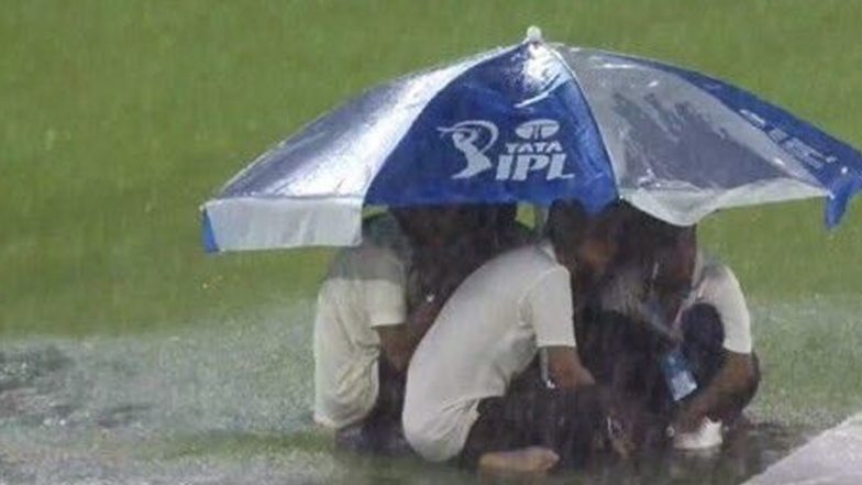 IPL 2023 Final: गुमनाम हीरो! अहमदाबाद में बारिश के दौरान नरेंद्र मोदी स्टेडियम में एक छतरी के नीचे ग्राउंड्समैन की तस्वीर वायरल, देखें Photo