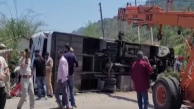 Jammu-Kashmir Bus Accident: जम्मू कश्मीर के कटरा में बस दुर्घटना की शिकार, कई लोग घायल (Watch Video)