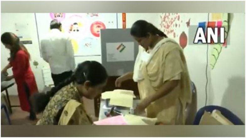 Karnataka Election 2023: कर्नाटक में 224 सीटों के लिए वोटिंग जारी, 2,613 उम्मीदवार मैदान में
