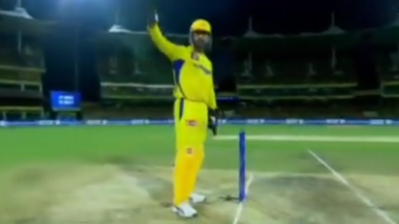 MS Dhoni Signals Spidercam to Go Away: पंजाब किंग्स के खिलाफ मैच के दौरान एमएस धोनी ने स्पाइडरकैम को दूर जाने का दिया संकेत, देखें  वायरल वीडियो