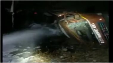 Maharashtra Tanker Accident: पुणे में कच्ची शराब ले जा रहा टैंकर बेकाबू होकर गहरे खाई में गिरा, कई लोगों के मरने की आशंका (Watch Video)