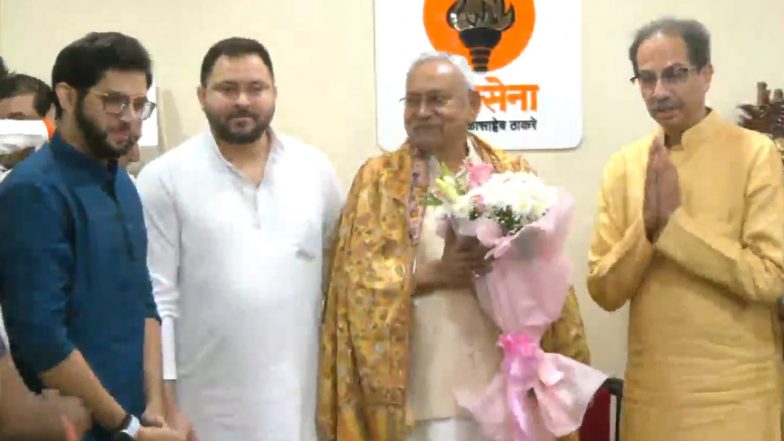 Nitish Kumar Meeting With Uddhav Thackeray: विपक्ष को एक साथ लाने की कोशिश, सीएम नीतीश कुमार मुंबई में उद्धव ठाकरे से की मुलाकात (Watch Video)