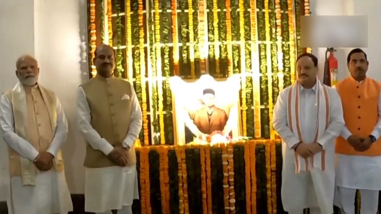 Veer Savarkar Jayanti: पीएम मोदी ने नए संसद भवन में वीर सावरकर के जयंती पर दी श्रद्धांजलि (Watch Video)