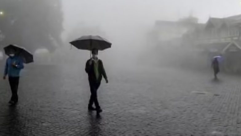 Delhi Rains: दिल्ली में बारिश से मौसम हुआ सुहाना, लेकिन कई इलाकों में बिजली गुल, लोग परेशान दिखे