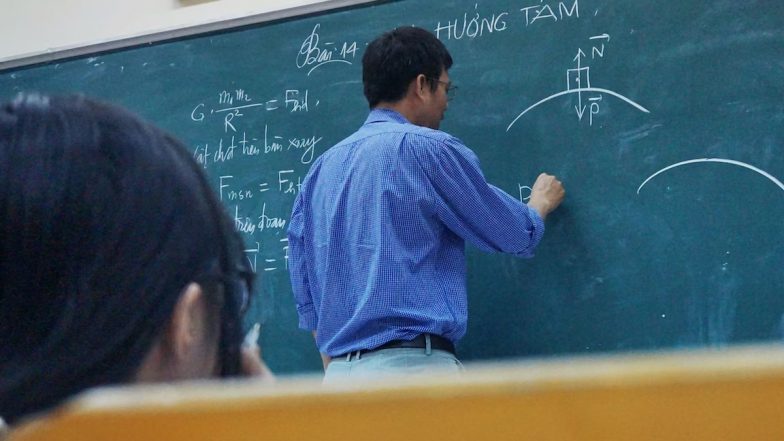 Bihar: बेरहम हेडमास्टर! स्कूल की कुर्सी टूटने पर छात्रों पर आया गुस्सा, कई को पीटा, FIR दर्ज
