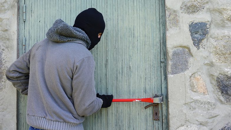 Thief Steals Women Undergarments: महिलाओं से छेड़छाड़ कर उनके अंडरगारमेंट्स चुराता है यह शख्स, CCTV में हुआ कैद