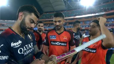 Virat Kohli Signs Autographs for Sunrisers Hyderabad Players: विराट कोहली ने SRH के खिलाफ मैच में अपने शतक के बाद सनराइजर्स हैदराबाद के खिलाड़ियों को दिए ऑटोग्राफ, देखें खुबसूरत वीडियो