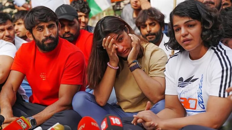 Wrestlers Protest: पहलवान साक्षी मलिक, विनेश फोगट और बजरंग पुनिया ने सरकार को दी धमकी, कहा- नौकरी छोड़ने में 10 सेकेंड नहीं लगेंगे, आंदोलन जारी रहेगा