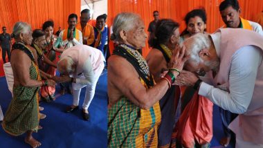 PM Modi Bows Down: पीएम मोदी ने पद्म पुरस्कार विजेता तुलसी गौड़ा-सुकरी बोम्मगौड़ा को झुककर किया प्रणाम, देखें तस्वीरें