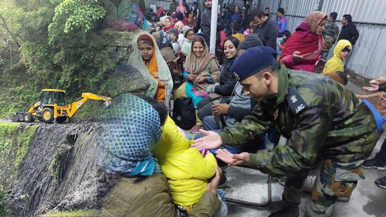 Landslide in Sikkim: सिक्किम में भूस्खलन, भारतीय सेना ने प्रभावित क्षेत्र में फंसे 500 पर्यटकों को सुरक्षित निकाला