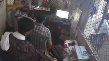 UP: 20 सेकेंड में बैंक से चोरी हुए 2.95 लाख रुपए, CCTV में कैद हुआ बदमाश, VIDEO में देखें वारदात को कैसे दिया अंजाम