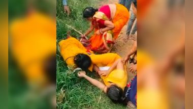 Viral Video: बिहार के स्कूल में भिड़ी दो महिला टीचर, खेत में एक-दूसरे को पटककर पीटा