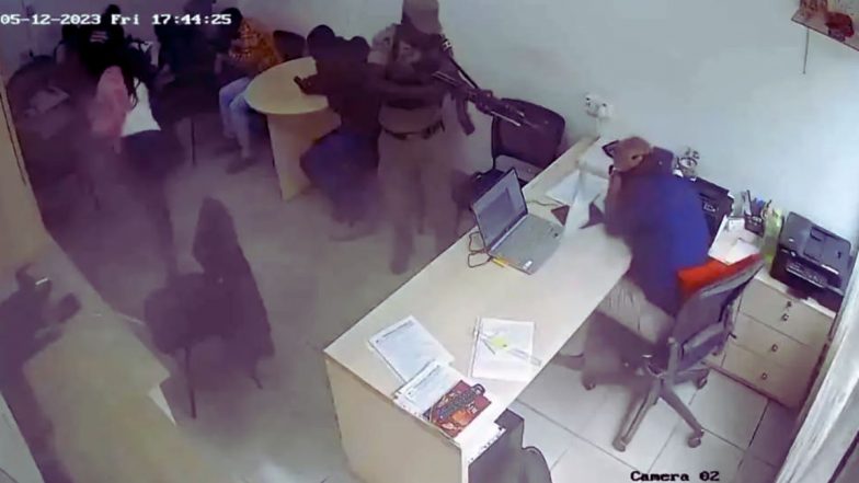 VIDEO: युगांडा में पुलिसकर्मी ने एशियाई साहूकार पर बरसाई गोलियां, हत्या का CCTV फुटेज आया सामने