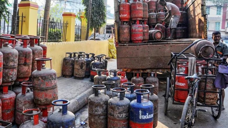 LPG Cylinder Price: कमर्शियल गैस सिलेंडर हुआ सस्ता, कीमतों में 171.50 रुपये की कटौती