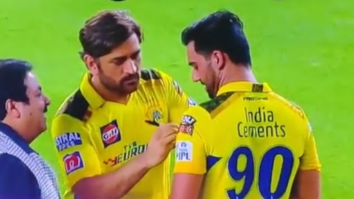 MS Dhoni Refuses to Sign Deepak Chahar’s Jersey: एमएस धोनी ने ट्रॉफी जीतने के बाद दीपक चाहर की जर्सी पर साइन करने से इनकार किया, वजह जानकर आप भी होंगे हैरान, वायरल वीडियो पर फैंस ने दी Funny रिस्पोंस