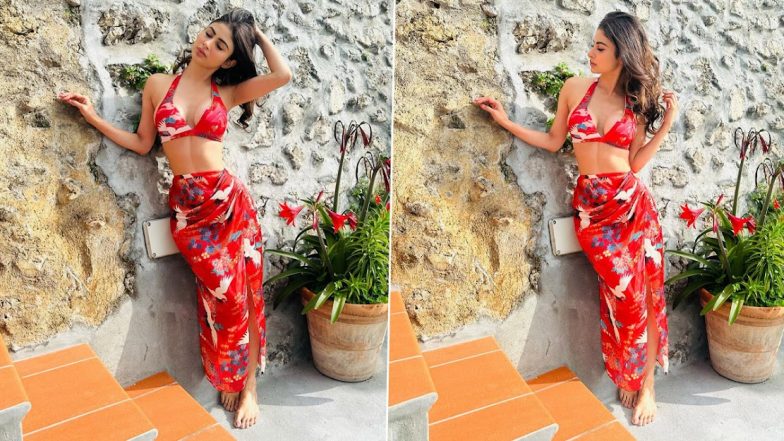 Mouni Roy Hot Photo And Video: मौनी रॉय ने प्रिंटेड बिकनी में फ्लॉन्ट किए सेक्सी कर्व्स, एक्ट्रेस की हॉटनेस ने बढ़ाया तापमान (View Pics)