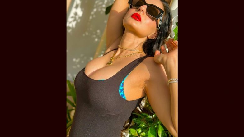 Ameesha Patel ने डीपनेक आउटफिट पहन गिराई बिजली, एक्ट्रेस की  फिटनेस देख यूजर्स हुए कायल (View Pic)