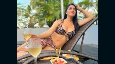 Amy Aela ने टाइगर प्रिंटेड बिकनी पहन छलकाया जाम, एक्ट्रेस की हॉटनेस देख यूजर्स हुए मदहोश (View Pic)