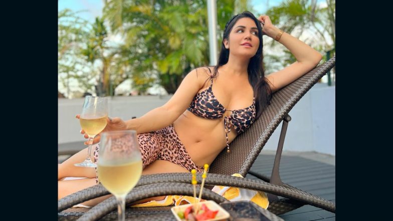 Amy Aela ने टाइगर प्रिंटेड बिकनी पहन छलकाया जाम, एक्ट्रेस की हॉटनेस देख यूजर्स हुए मदहोश (View Pic)
