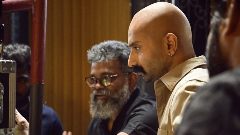 Pushpa 2: जोरों पर है 'पुष्पा 2: द रूल की शूटिंग', फिल्म से सामने आई एक बिटीएस पिक्चर में नजर आई फहाद फासिल के लुक की झलक (View Pic)
