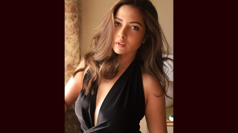 Riya Sen का डीपनेक सेक्सी आउटफिट में दिखा किलर अवताार, एक्ट्रेस की हॉटनेस ने यूजर्स के  छुड़ाए छक्के (View Pic)