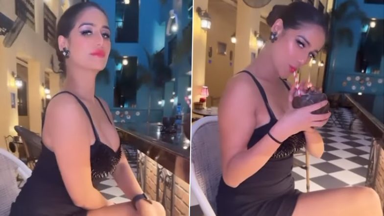 Poonam Pandey का सिजलिंग ब्लैक बॉडीकॉन ड्रेस में दिखा स्टनिंग अवतार, एक्ट्रेस की बोल्डनेस ने बढ़ाया सोशल मीडिया का पारा (Watch Video)