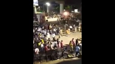 Fans Clash With Police Outside NM Stadium: CSK बनाम GT आईपीएल फाइनल के दौरान नरेंद्र मोदी स्टेडियम के बाहर पुलिस के साथ भिड़े फैंस, देखें वायरल वीडियो