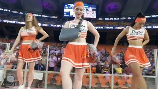 Cheerleader Performs with Arm Injury: GT बनाम SRH मैच में हाथ में चोट लगने के बावजूद चीयरलीडर ने किया परफॉर्म, आर्म स्लिंग के साथ डांस करती तस्वीर वायरल, देखें Tweets
