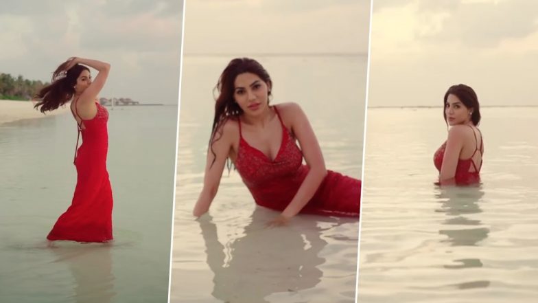 Nikki Tamboli ने रेड बॉडीकॉन ड्रेस में समंदर किनारे बिखेरा जलवा, मॉडल की हॉटनेस देख यूजर्स हुए लट्टू (Photo Credits: Instagram)