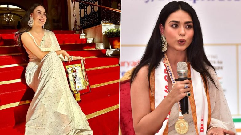 स्त्री शक्ति राष्ट्रीय पुरस्कार अपने नाम करने वाली एक्ट्रेस Soundarya Sharma&nbsp;ने ट्रांसपेरेंट व्हाइट साड़ी पहन बिखेरा जलवा (View Pics)