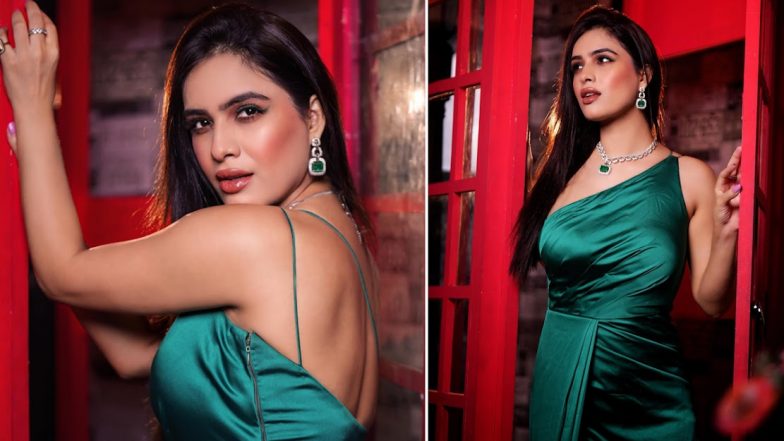 Bhojpuri स्टार Neha Malik ने सेक्सी ग्रीन बॉडीकॉन ड्रेस पहन सोशल मीडिया पर लगाई आग, एक्ट्रेस की हॉटनेस देख दीवाने हुए यूजर्स (View Pics)