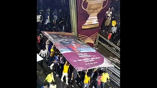 IPL 2023 Final: अहमदाबाद में बारिश के बीच नरेंद्र मोदी स्टेडियम में विराट कोहली के होर्डिंग के नीचे छिपे दर्शक, देखें वायरल तस्वीर