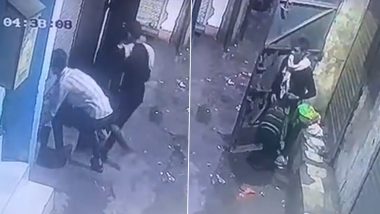 Thief Caught in CCTV: दिल्ली में चोरों के हौसले बुलंद, एक साथ 5 दुकानों में की चोरी, पूरी घटना सीसीटीवी में कैद- Video