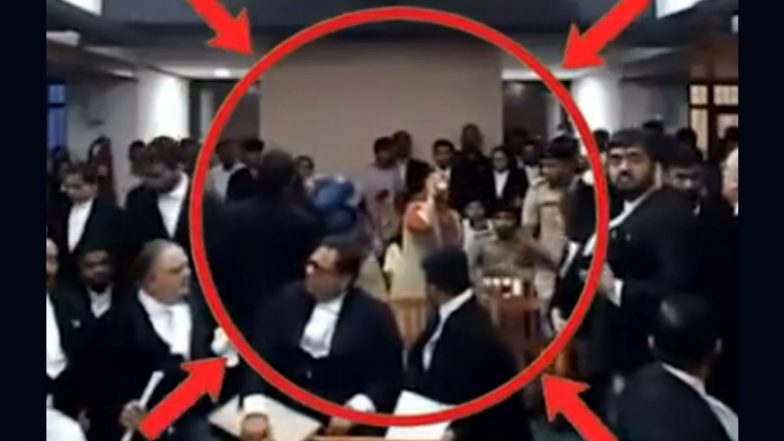 Gujarat Shocker: गुजरात हाई कोर्ट में सुनवाई के दौरान जज के सामने 4 लोगों ने पीया फिनाइल, आत्महत्या की कोशिश