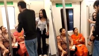 Fight in Delhi Metro: दिल्ली मेट्रो में आंटियों और कपल के बीच झगड़ा, लड़ाई का वीडियो वायरल