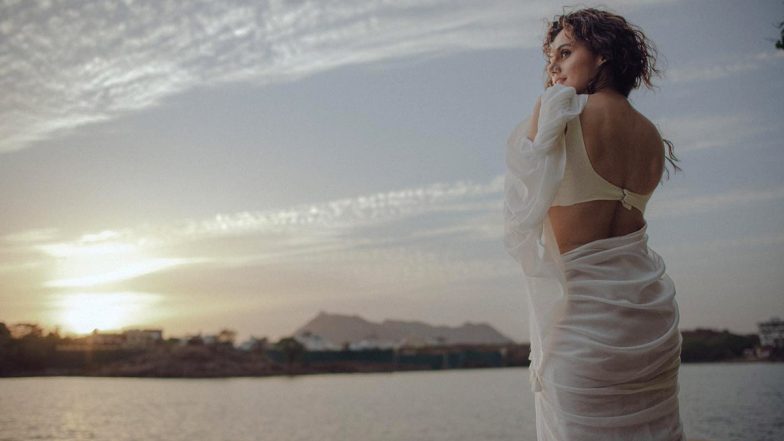 Taapsee Pannu ने व्हाइट साड़ी पहन झील किनारे लगाई आग, एक्ट्रेस की दिलकश अदा ने यूजर्स का मोहा दिल (View Pic)