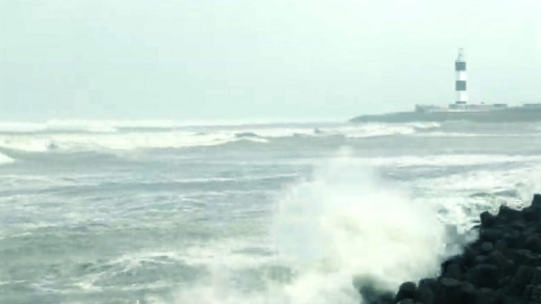 Cyclone Biparjoy Updates: चक्रवात बिपरजॉय के तेज होते ही हाई टाइड की लहरें द्वारका से टकराई, हवाओं का बहाव हुआ तेज़