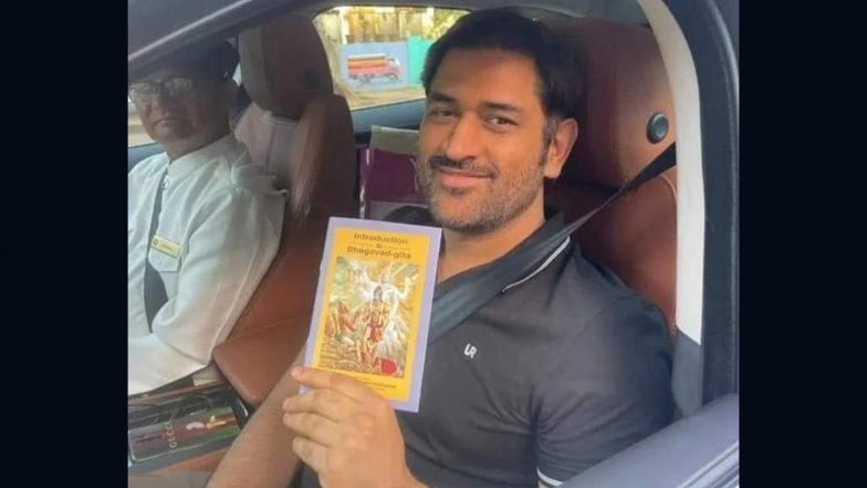 MS Dhoni Reading Bhagavad Gita: आईपीएल में मिली जीत के बाद भगवत गीता पढ़ते नजर आए कप्तान एमएस धोनी, सोशल मीडिया पर फैंस कर रहे पसंद