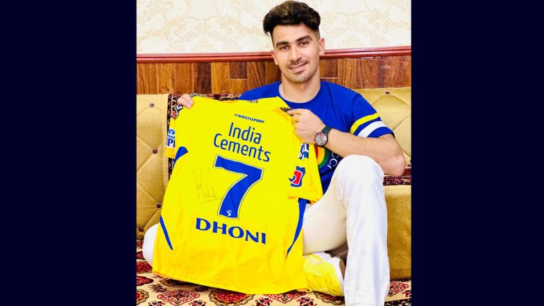 MS Dhoni Gifts Signed CSK Jersey to Rahmanullah Gurbaz: एमएस धोनी ने अफगानिस्तान और केकेआर के विकेटकीपर रहमानुल्लाह गुरबाज को दिए साइन किया हुआ सीएसके की जर्सी, देखें वायरल तस्वीर