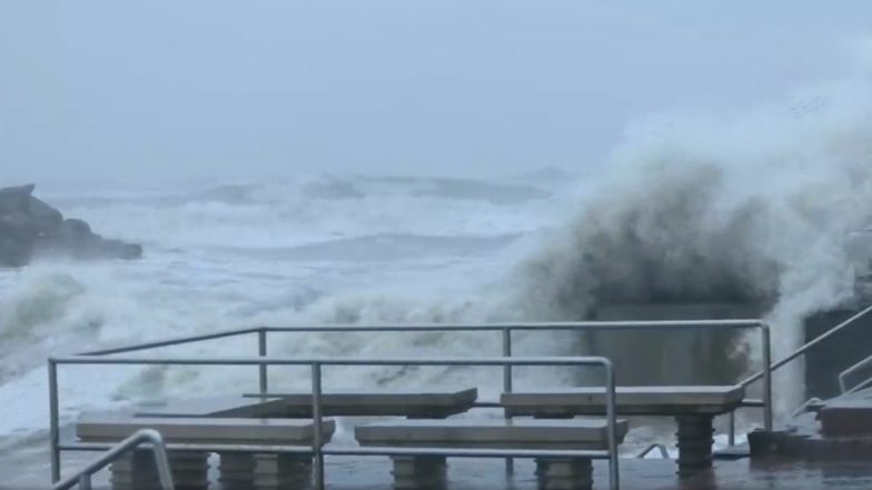 High Tide Hits Marine Drive: मुंबई के मरीन ड्राइव में हाई टाइड, उपनगरों में बारिश होने की संभावना
