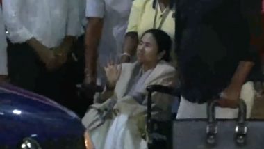 Mamata Banerjee Injured: हेलीकॉप्टर की इमरजेंसी लैंडिंग के दौरान घायल हुईं CM ममता बनर्जी, व्हील चेयर पर आईं नजर (Watch Video)