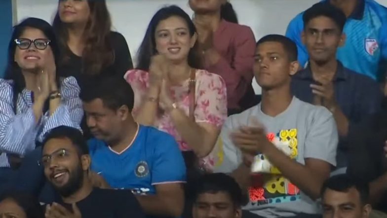 Back the Blues! SAFF चैंपियनशिप में भारत और कुवैत के बीच  फुटबॉल मैच देखने पहुचें भारतीय क्रिकेटर यशस्वी जायसवाल, देखें वायरल तस्वीर