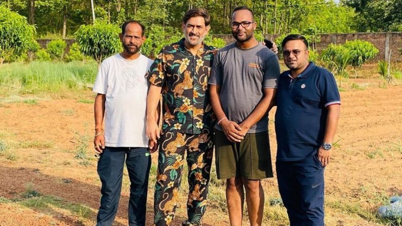 MS Dhoni With His Friends: रांची में एमएस धोनी अपने बचपन के दोस्तों के साथ की भेंट- मुलाकात, खूबसूरत तस्वीर हुआ वायरल, देखें Photo
