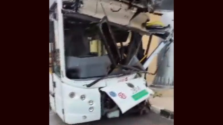 Bengaluru Airport Accident Video: बेंगलुरू के केंपेगौड़ा एयरपोर्ट पर बड़ा हादसा, पोल से शटल बस टकराने से कई यात्री घायल