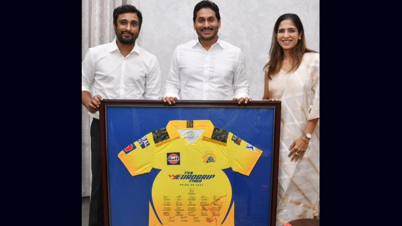 Rayudu Gifts Framed CSK Jersey to YS J Reddy: अंबाती रायडू ने आंध्र प्रदेश के सीएम वाईएस जगन मोहन रेड्डी को फ्रेम की हुई सीएसके जर्सी की गिफ्ट, देखें तस्वीर